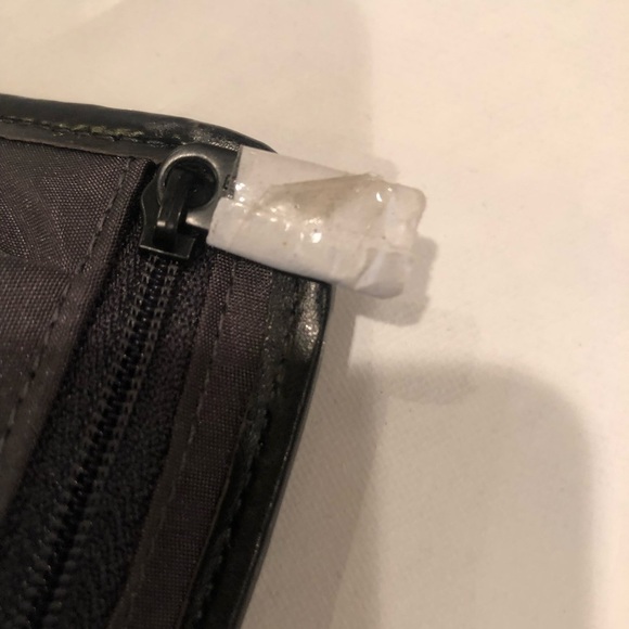 New Tumi Ultra SLIM Universal Power Adapter Kit - Picture 4 of 4